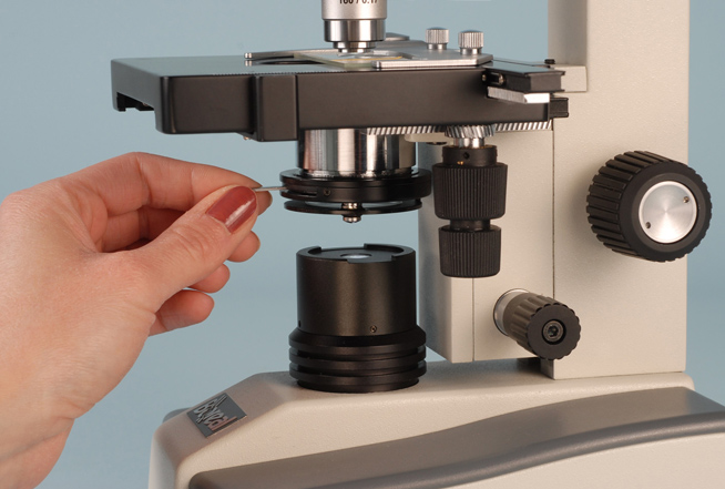 opening and closing the microscope's aperture diaphragm